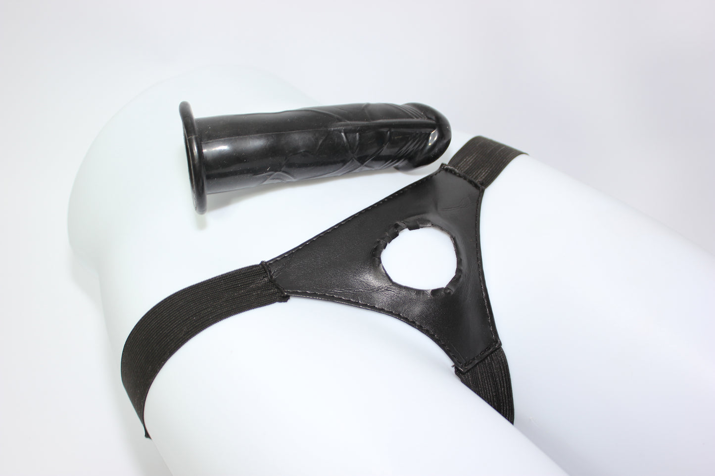 Small 5.5' Dildo Strap On l Basic Design l Removable Insert